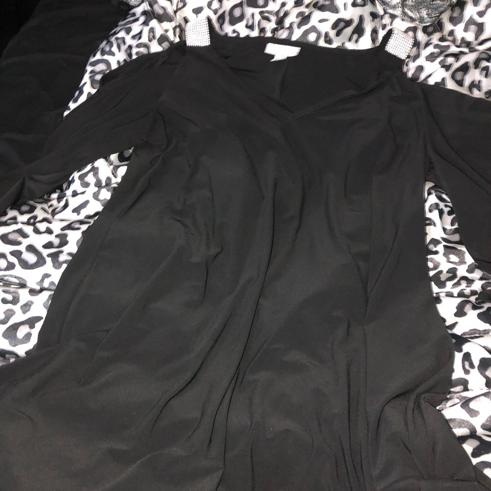 black loose-fit cold shoulder cocktail dress